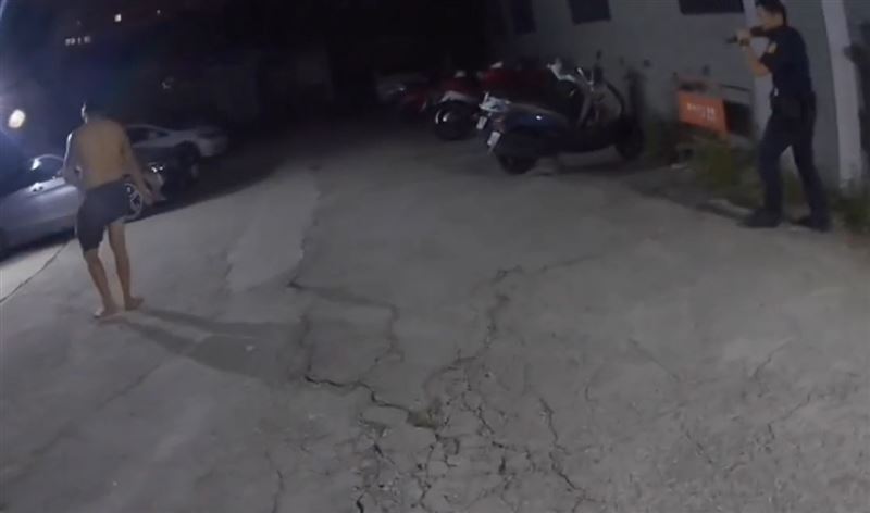 台灣新聞通訊社-台中29歲惡男「狂灌20包毒咖啡」帶槍闖游泳池 2度朝6歲女童扣扳機