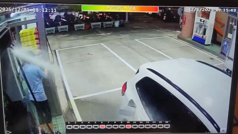 台灣新聞通訊社-驚險畫面曝光!加油機「爆管狂噴」員工踉蹌跌倒…4000元汽油當場沒了
