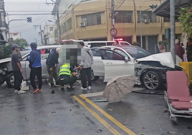 台灣新聞通訊社-驚悚影片曝光！詐團女車手火車站現身被逮　監控手落跑撞車7人傷