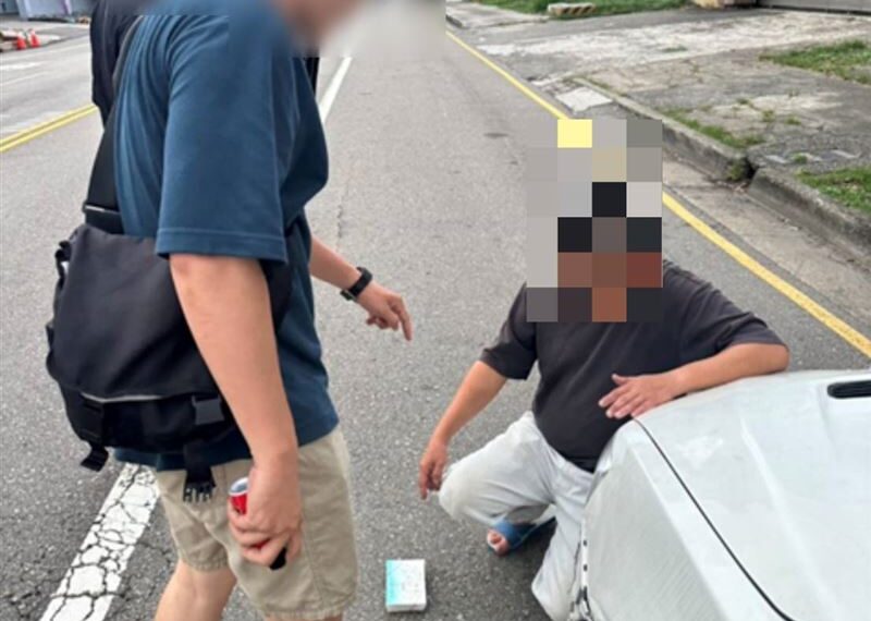 台灣新聞通訊社-「代操高報酬」誘騙人頭帳戶!警喬裝臥底取件 毒品車手當場遭圍捕