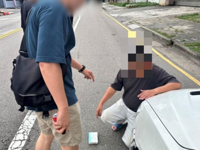 台灣新聞通訊社-「代操高報酬」誘騙人頭帳戶！警喬裝臥底取件　毒品車手當場遭圍捕