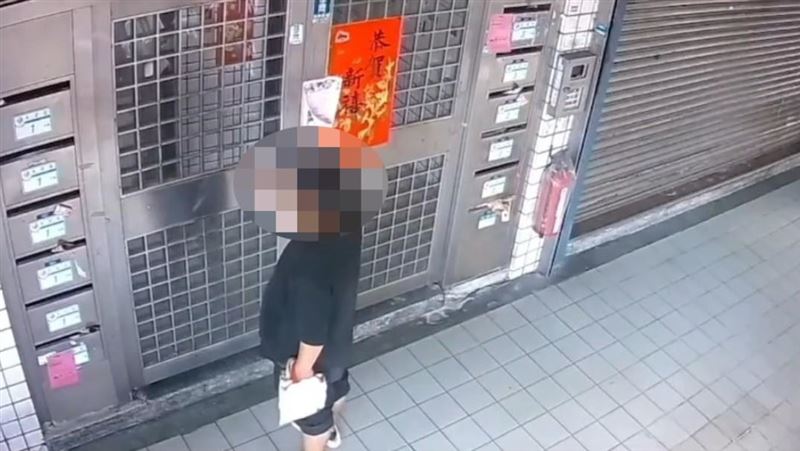 台灣新聞通訊社-三峽學童遭隨機攻擊!33歲男沿路打火機燒門把 見學童出拳猛捶頭部