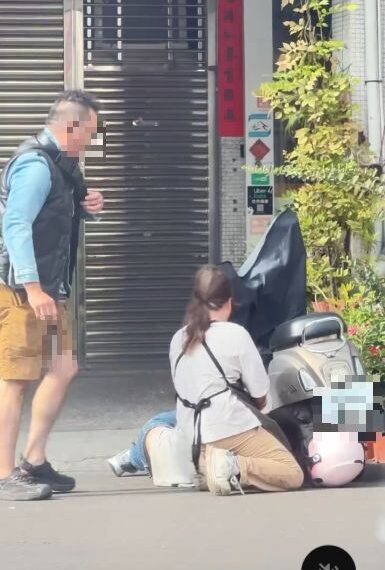 台灣新聞通訊社-台中少年情緒激動當街揮刀 熱心路人英勇奪刀制伏 母遭劃傷濺血