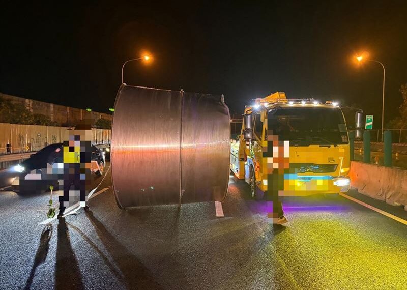 台灣新聞通訊社-嚇死人！鐵鍊鬆脫「巨型風管掉落」國道上滾動　後車躲不過車頭撞爛了