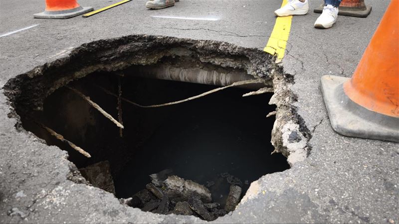 台灣新聞通訊社-新莊突冒出巨大天坑！深約2公尺、路基全掏空畫面曝　旁邊就是棒球場