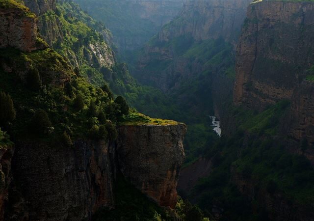 台灣新聞通訊社-快訊／哥倫比亞大巴士墜崖「17死40傷」　16名高中畢業生當場慘死