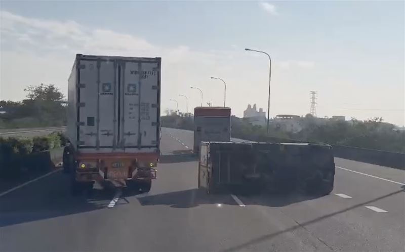 台灣新聞通訊社-國道1驚險連環撞!小貨車「急閃鬼切轎車」失控翻覆 駕駛受傷送醫