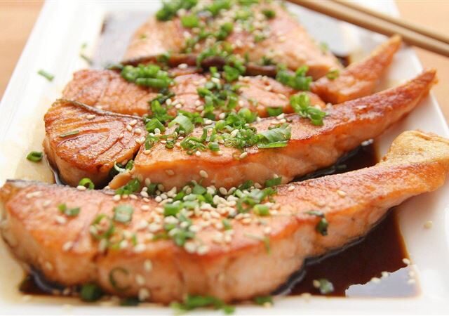 台灣新聞通訊社-煎鮭魚冒「白色起司」是不新鮮？專家曝真相：藏在魚肉細胞裡