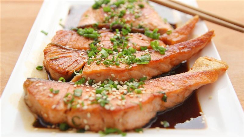 台灣新聞通訊社-煎鮭魚冒「白色起司」是不新鮮?專家曝真相:藏在魚肉細胞裡