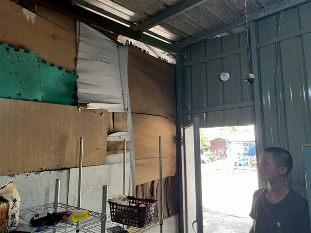 台灣新聞通訊社-寒風夜擠山邊貨櫃屋！父子「三顆火鍋料加水」當一餐　傷痛硬撐度日