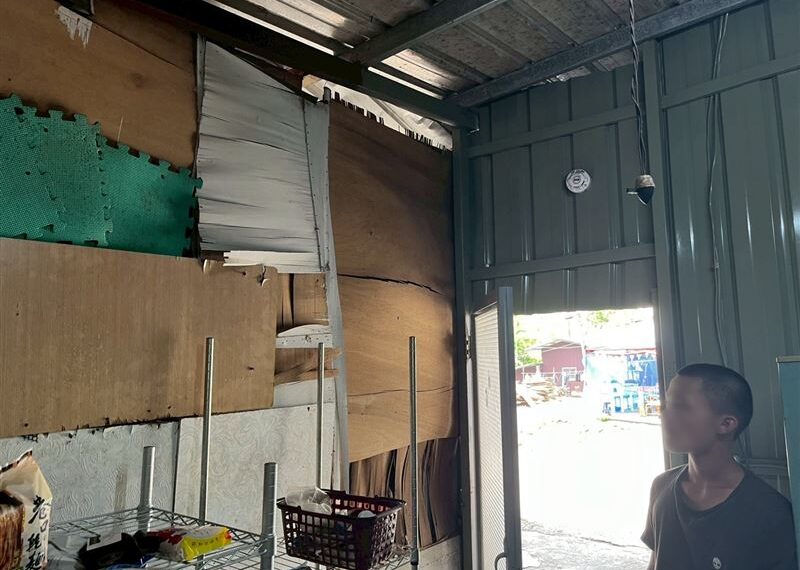 台灣新聞通訊社-寒風夜擠山邊貨櫃屋!父子「三顆火鍋料加水」當一餐 傷痛硬撐度日