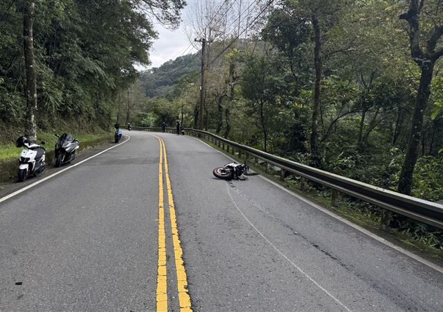 台灣新聞通訊社-黃牌重機北宜跑山凸槌　過彎犁田騎士重摔斷手