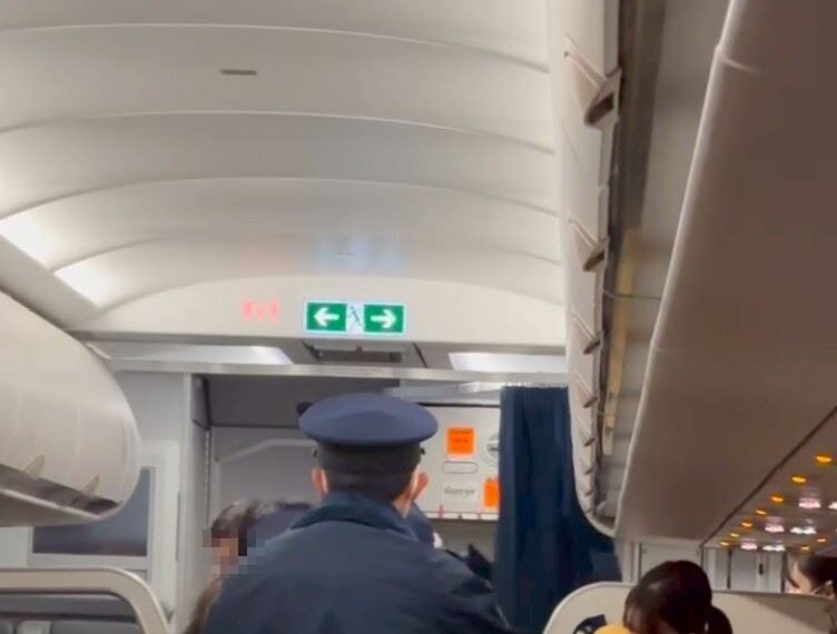 台灣新聞通訊社-丟臉!台男醉上機「咆哮空服員」日航警強架離 乘客苦等48分鐘鼓掌歡呼