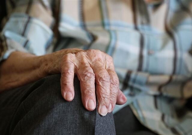 台灣新聞通訊社-存400萬爽退休！75歲阿公犯下「1失誤」　寒冬慘睡速食店