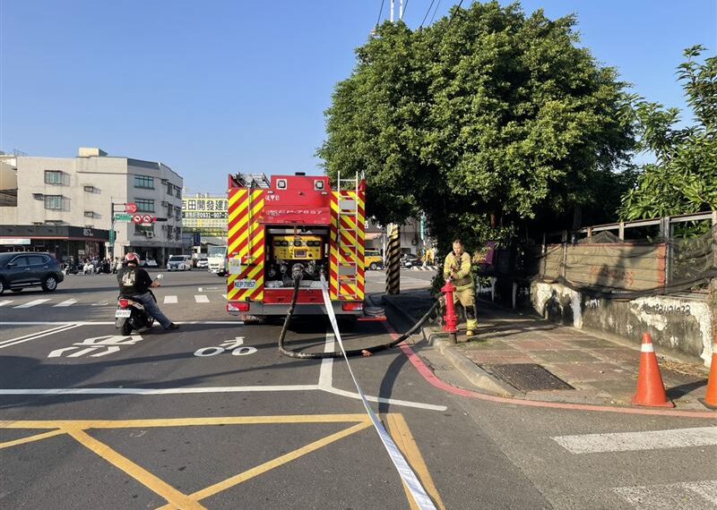 台灣新聞通訊社-快訊/台南「百年炭雕行」倉庫竄火煙!火勢延燒隔壁店家 2轎車全燒毀