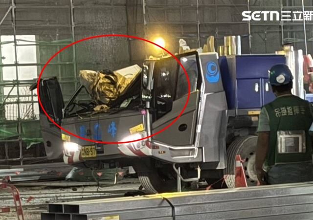 台灣新聞通訊社-高雄台積電出事！太空包斷繩…重砸吊車「頭凹了」驚悚畫面曝
