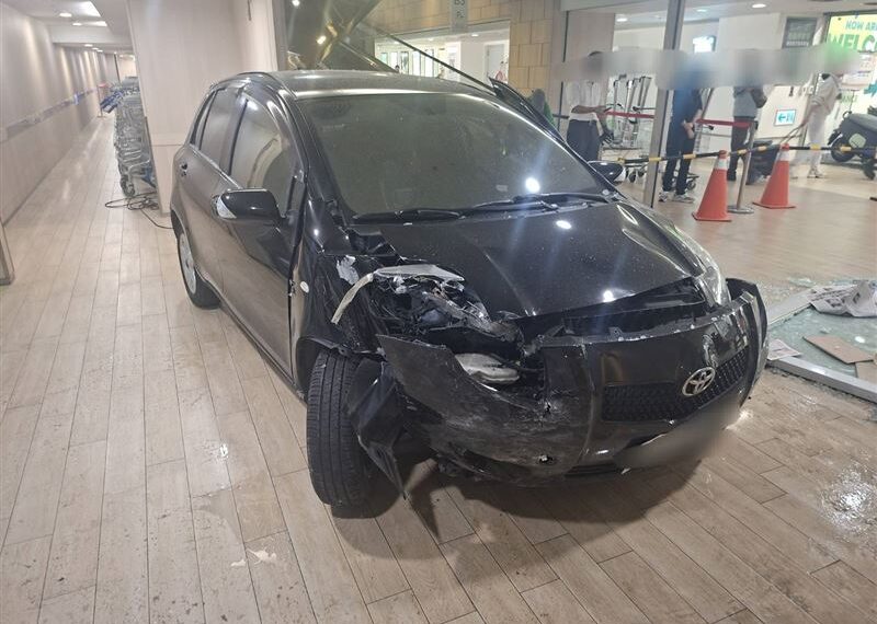 台灣新聞通訊社-快訊／桃園6旬婦恐怖暴衝！開車「撞進」家樂福…玻璃門全碎　畫面曝光