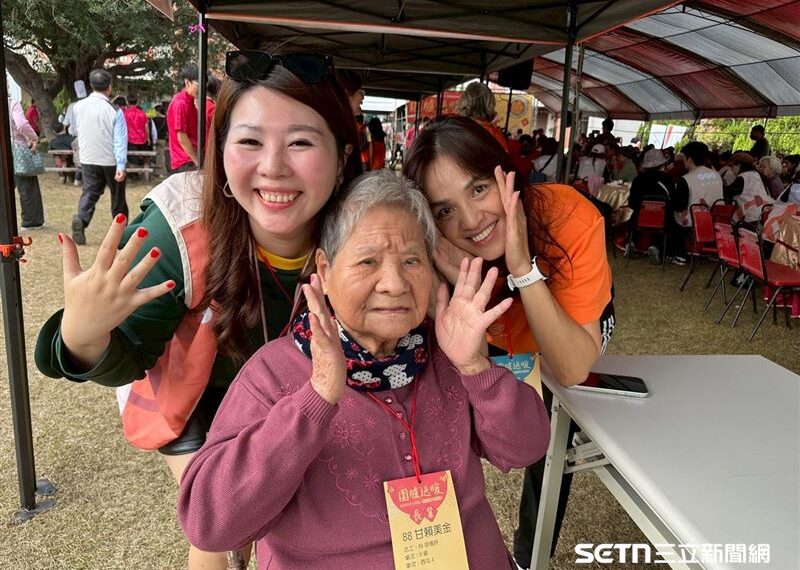 台灣新聞通訊社-他曾參加五燈獎！穿空軍服彈月琴撼全場　74歲爺：能為國服務是我的驕傲