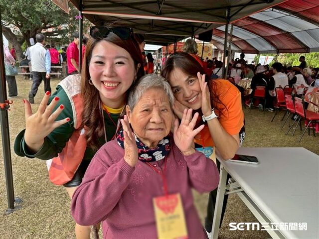 台灣新聞通訊社-他曾參加五燈獎！穿空軍服彈月琴撼全場　74歲爺：能為國服務是我的驕傲