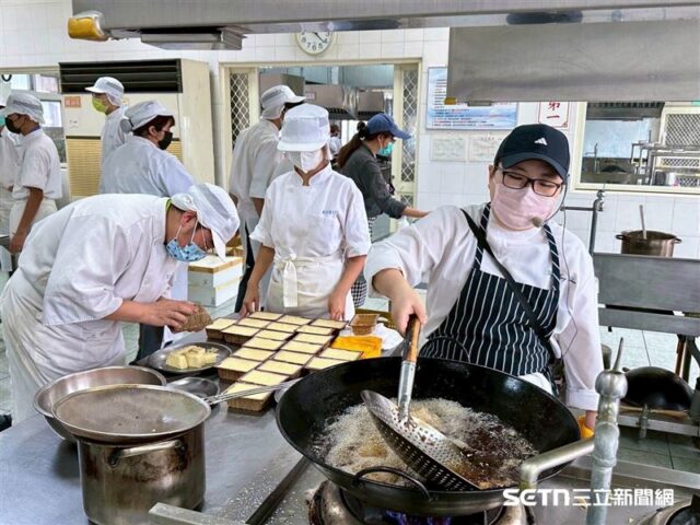 台灣新聞通訊社-喪夫又大腸癌末！除夕夜吃剩飯菜孤獨到哭　76歲嬤有人陪圍爐終於笑了