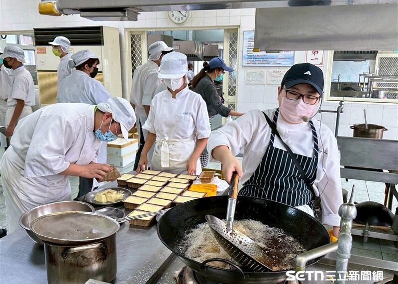 台灣新聞通訊社-喪夫又大腸癌末!除夕夜吃剩飯菜孤獨到哭 76歲嬤有人陪圍爐終於笑了