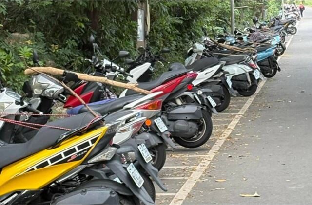 台灣新聞通訊社-停車場驚見「整排機車插樹枝」！內行人揭壽山動物園神秘文化