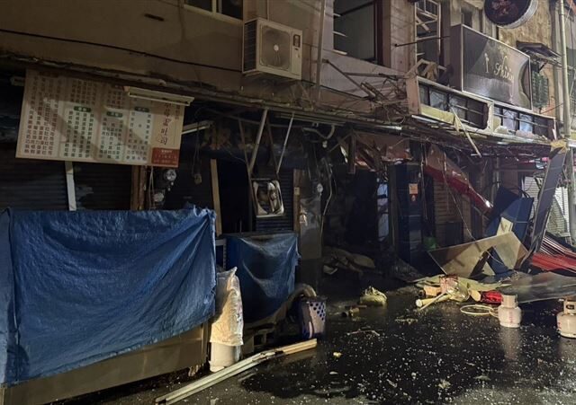 台灣新聞通訊社-快訊／台南驚悚氣爆！民宅疑煮食不慎「整間炸光」2人救出送醫中