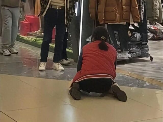 台灣新聞通訊社-陸女賣場下跪畫面瘋傳！傳求丈夫幫買羽絨衣　網轟冷血真相曝光