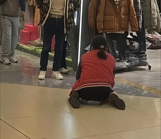 台灣新聞通訊社-陸女賣場下跪畫面瘋傳!傳求丈夫幫買羽絨衣 網轟冷血真相曝光