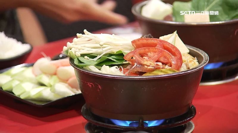 台灣新聞通訊社-高中屁孩惡搞！「乾燒炒麵」燒爛鍋具被索賠竟開溜…校方隔天登門道歉