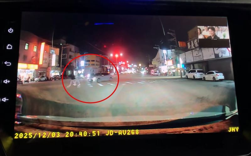 台灣新聞通訊社-有夠衰！2行人斑馬線快走完遭左轉車猛力撞飛　網怒：駕駛眼睛沒睜開