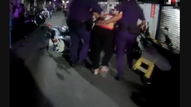 台灣新聞通訊社-三重汽車違停遭盤查！通緝犯心虛落跑狼狽落網　3毒蟲露餡下場慘了