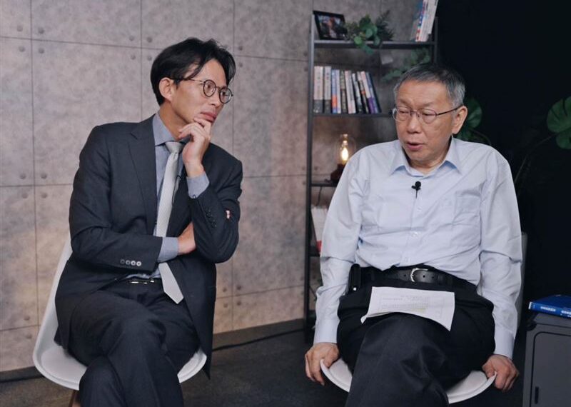 台灣新聞通訊社-黃國昌突曬柯文哲合照　喊「I’m ready」！網酸：準備一起進土城嗎