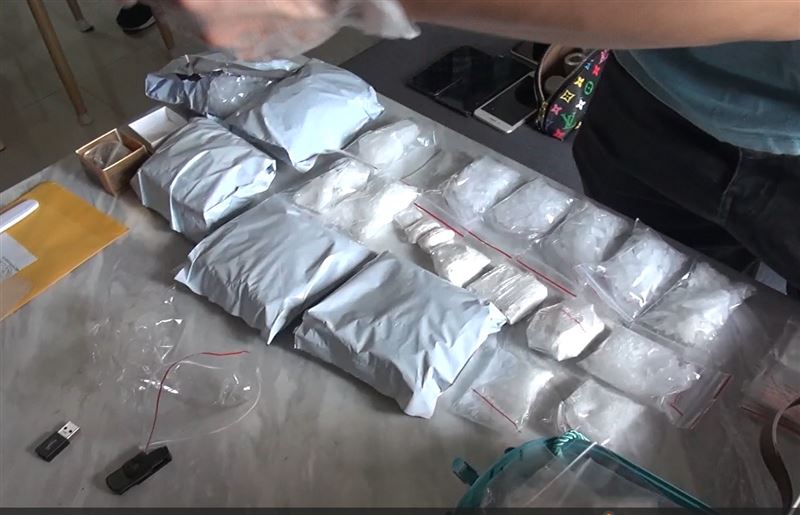 台灣新聞通訊社-這款父母！毒鴛鴦「爽一下」5歲兒被迫混毒吸半年　體內毒品濃度破萬