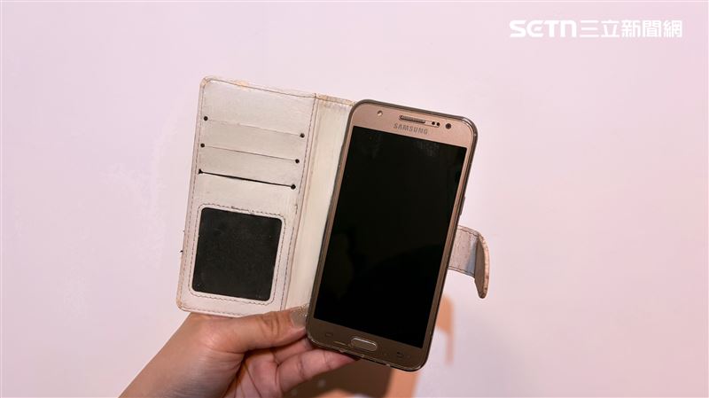 台灣新聞通訊社-超多學生用!年輕人愛上「掀蓋式手機殼」曝優點 網笑翻:流行是個循環