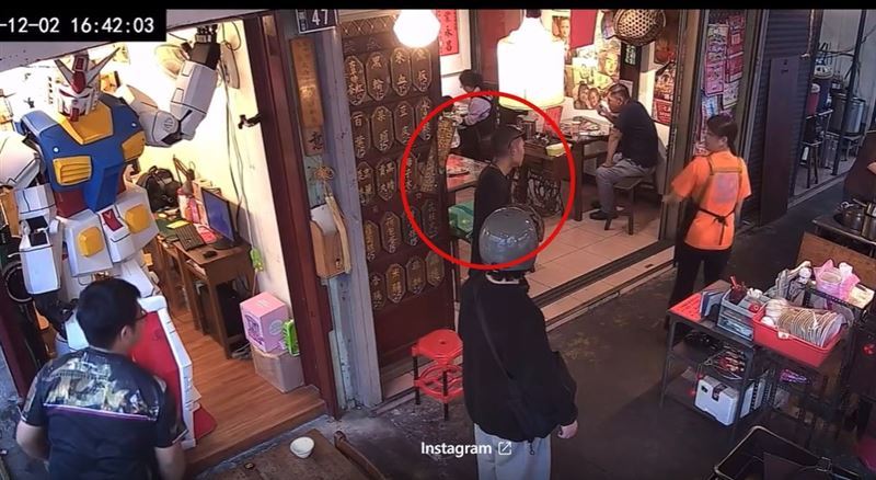 台灣新聞通訊社-荒唐真相曝！荒唐男吃黑輪「包掉出衝鋒槍」眾人驚呆…這把是玩具BB槍