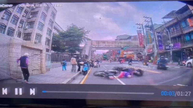 台灣新聞通訊社-中和積穗國小前車禍！家長載孩子疑違規跨雙黃線　與直行車碰撞秒噴飛