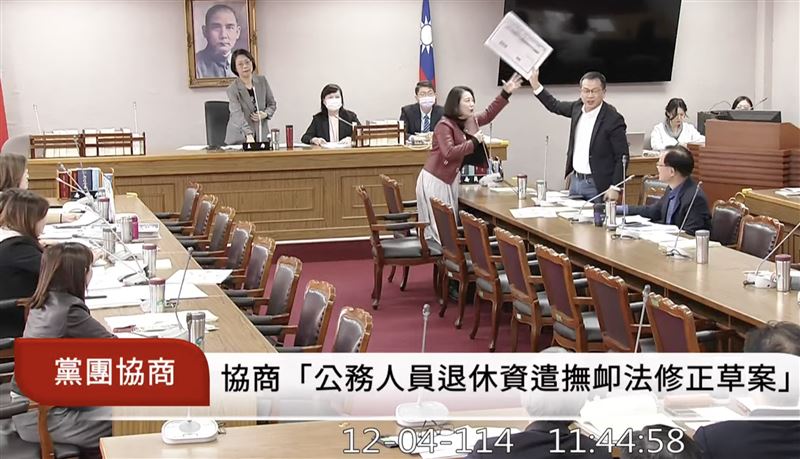 台灣新聞通訊社-吵成一團！立院「停公教年改」協商藍綠白爭不停　吳思瑤再被翁曉玲消音