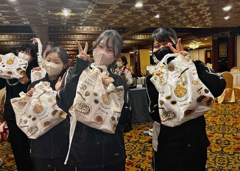 台灣新聞通訊社-蕭美琴準備台味宵夜！送「1小卡」超用心　橘色惡魔、翡翠騎士嗨翻