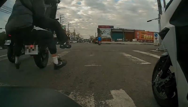 台灣新聞通訊社-油門催太猛翹孤輪暴衝 彰化騎士死命狂拉「機車90度滑行」驚險畫面曝