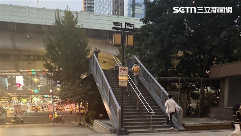 台灣新聞通訊社-日夜溫差大！七旬街友倒臥天橋亡　北市8人無生命跡象送醫
