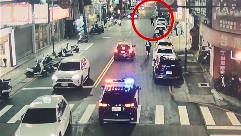 台灣新聞通訊社-新莊暴走男拿西瓜刀沿路攔車揮舞 遇快打警孬說「我喝醉了」