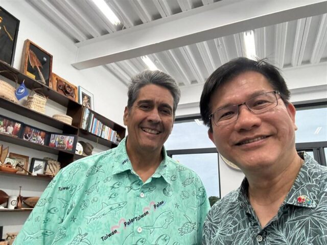 台灣新聞通訊社-和帛琉總統惠恕仁自拍！林佳龍率團訪友邦　以總合外交深化台帛夥伴關係