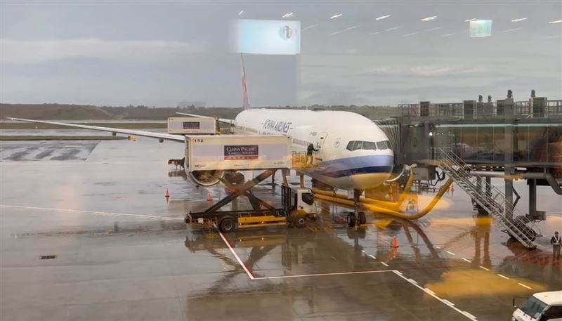 台灣新聞通訊社-第三航北廊廳試營運第一天！他「清晨5點就進場」落地窗絕美視野超震撼