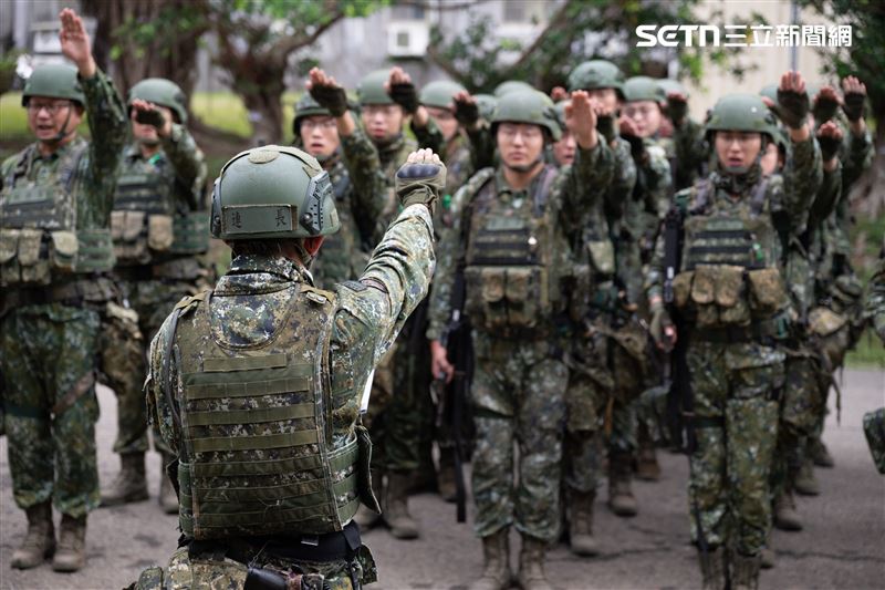 台灣新聞通訊社-拒收兵單「拿棒猛揮」把2公務員逼死角！役男1原因免役…抖出悲慘身世