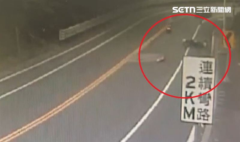 台灣新聞通訊社-彰化139縣道意外!騎士撞上台電施工錐噴飛20公尺 左腳骨折脫臼送醫