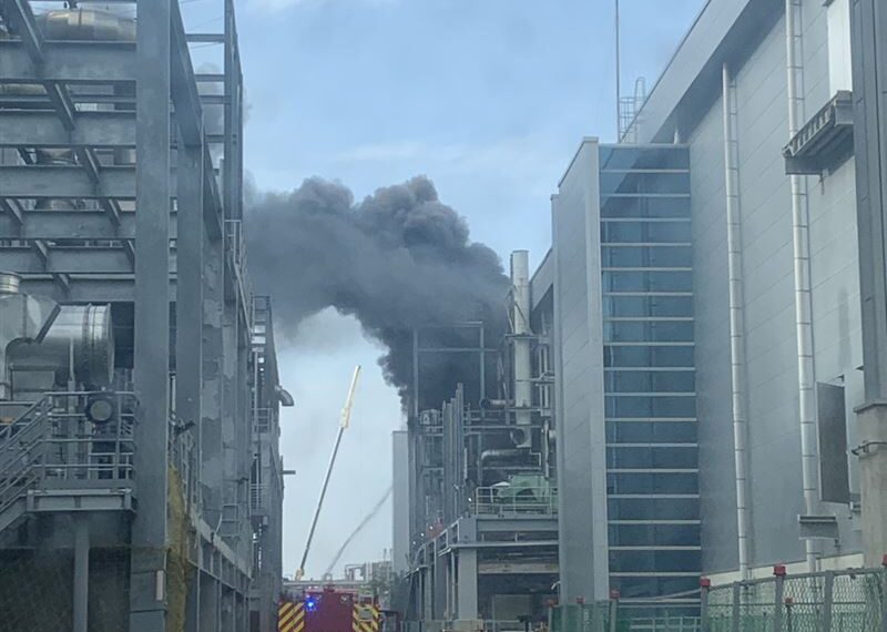 台灣新聞通訊社-快訊／台南光電廠大火「濃煙竄出伴隨爆炸聲」大批警消救援中