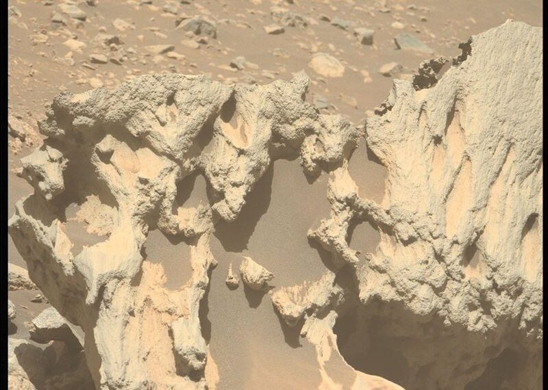 台灣新聞通訊社-火星冒出奇異巨石！NASA也震驚：不排除是「陌生訪客」