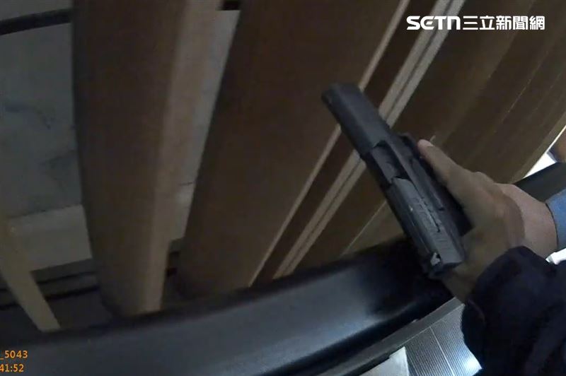 台灣新聞通訊社-張文揮刀闖誠品！交警掏槍追捕「密錄器錄畫面曝」　民眾呼救：有人流血