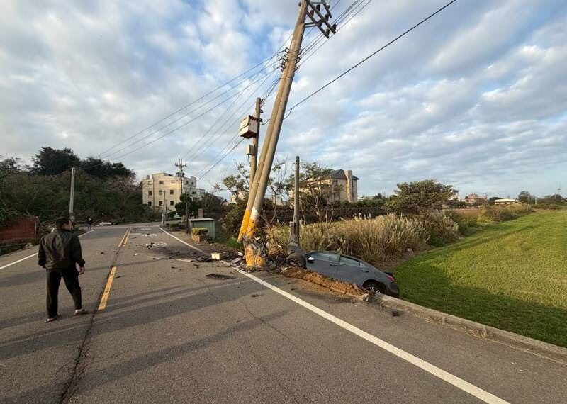 台灣新聞通訊社-時速破百撞斷電桿！駕駛詭異拒救援狂奔200M　頸部濺血倒臥農田搶救中